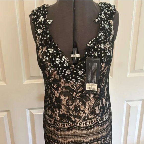 NWT Stunning Black & Champagne Sheath Lace Backless Sleeveless Gown With V-Neck - Picture 5 of 9